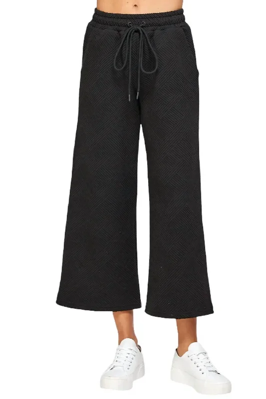 Women's Stone Wash Pants-Textured Cropped Flare Pant In Black